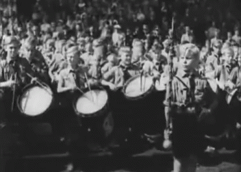 להסתכל לרוצחים הנאצים בעינים: על האומה שאיבדה את שפיותה. האם זה יכול להישנות?