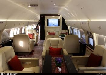 הטיסה לשום מקום: הציצו למטוס התענוגות של מחמוד עבאס