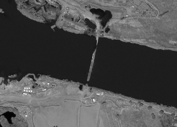 גשר צבאי שהקימו הרוסים על נהר הפרת, שקע, כך מגלים צילומי לווין מסוף חודש אוגוסט, שמתפרסמים. בידי מי?