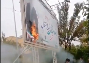 שורפים את תמונות ח’מנאי לאור היום. עלה המאמר החדש והמקיף שלנו, תהנו: