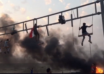 מראות סוראליסטיים ב”עיראק”. המורדים השתלטו על נמל בצרה. צפו: