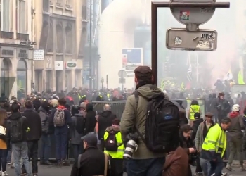 שידור חי: מהומות וסגירת צירים בהפגנות האפודים הצהובים, במדינה הצוללת צרפת. צפו: