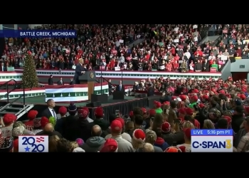 הנשיא מסלק מפגינה פרוגרסיבית מטורללת, והקהל מתפוצץ מרוב התלהבות. צפו: