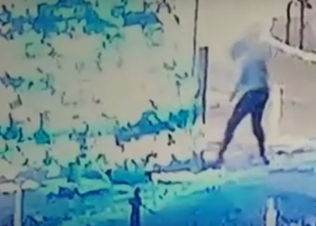 צפו: צעיר מוסלמי שורף את עץ חג המולד בג’דיידה-מכר. ומה הנוצרים בישראל למדו?