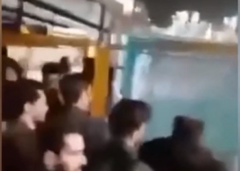 מתאבדים שיעים: המונים מפרקים את שערי קבר קדוש בעיר משהד, שננעל. מה קרה שם?