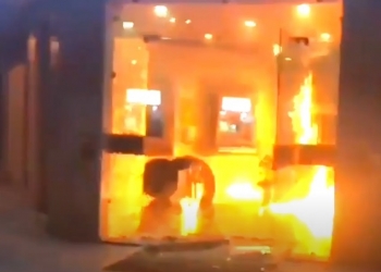 התפרעויות דמים בלבנון – שורפים בנקים. ואיך הם קוראים לראשונה למהומות? צפו: