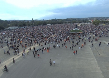 הטמטום הפרוגרסיבי חוגג בברלין. שיתכוננו לגל נוסף, וקטלני. מי שנמצא שם – לברוח ארצה מייד: