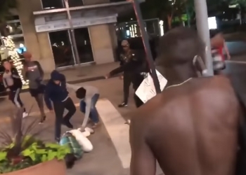 אנרכיה פרוגרסיבית: מה קורה למי שניסה להגן על חנותו מבוזזים בדאלאס? צפו: