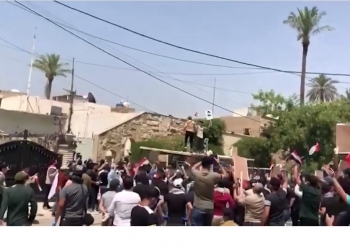 עוד הסלמה: אספסוף בשליחות איראן פרץ לאולפני תחנת טלוויזיה סעודית, והחריב אותם. צפו: