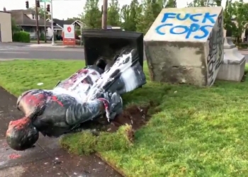 הלם: פסלו של אבי האומה האמריקנית, ג’ורג’ וושינגטון – נשרף, הופל ובוזה. צפו בסרטונים: