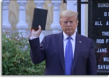 הנשיא טראמפ בתמונה היסטורית, בתגובה לפרעות הפרוגרסיבים: