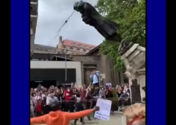 שלטון הטרור: האספסוף מפיל פסל של מי שלא מוצא חן בעיניו. מדהים, צפו: