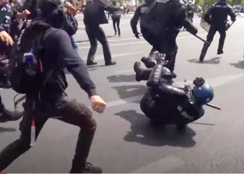 שוטרי פריז הוכו והושפלו ב”יום הבסטיליה”, יום העצמאות הצרפתי. צפו: