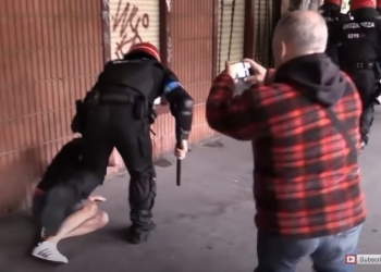 מהומות קשות בעיר ספרדית, בין ימין לשמאל, ובאמצע המשטרה האלימה. ולאלה היתה פעם חוצפה לדבר עלינו. צפו: