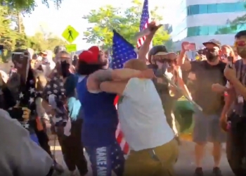 אלימות קשה נגד מי שחובש כובע טראמפ (צפו), ו- וידאו מרגש: