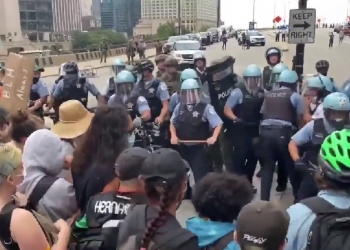 בשיקגו: ארגוני הטרור אנטיפה ו- BLM תוקפים את השוטרים. צפו: