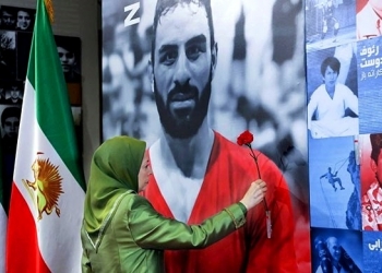 תשע מכות קשות למשטר באיראן, אבל עם תקווה אחרונה אחת?