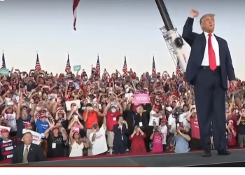 טראמפ רוקד בעצרת עשרות אלפים בפלורידה. מה שכח עכשיו האפס ביידן, ומה מסתירה “התקשורת”? לא תאמינו: