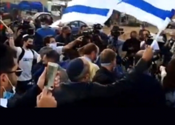 סגן ראש עיריית ירושלים, אריה קינג, ופטריוטים ישראליים מגרשים את “שגריר” איחוד הרוע עם הטיפשות מאתר גבעת המטוס