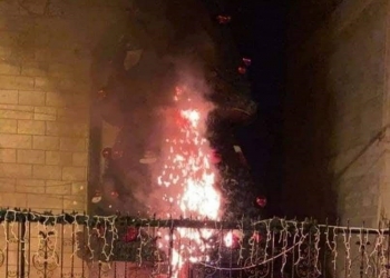 שני עצי חג מולד נשרפו הלילה בעיר סכנין. לקנאי האסלאם יש בעייה עם אחרוני הנוצרים הערבים: