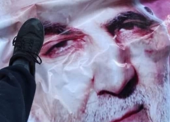 קיצונים סונים תולשים את כרזות סולימאני בעזה. אנרכיה בתוך ארץ ישראל: