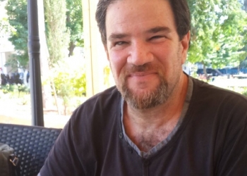 שגריר ישראל בדויטשלנד מתנכל לאלדד בק, עיתונאי ישראלי בברלין. כך זה מתנהל, ומה צריך לקרות: