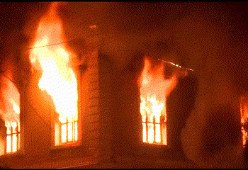 בניין עיריית טריפולי בישות שכונתה פעם “לבנון” – עולה באש. הרוג בקרבות הלילה. צפו: