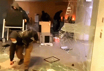 די לכיבוש: ביזה המונית בברצלונה, שריפה, והפגנות אלימות. לא הגיע הזמן לתת להם כבר עצמאות?