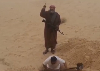 חופר את קברו: “המדינה האסלאמית” מוציאה להורג שני “מרגלים” של הצבא המצרי בסיני: