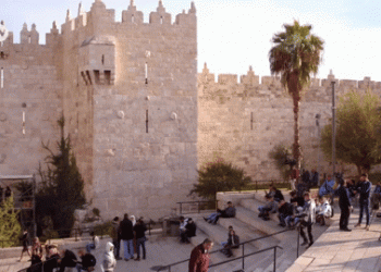 עוד מדינה מוסלמית פותחת נציגות דיפלומטית בבירה. הסולטן והמומצאים מאבדים כוח: