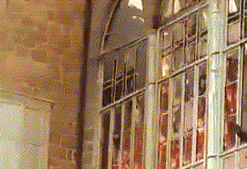 לראשונה בתולדותיה, ישראל במלחמה חיצונית ופנימית. עשרות בתי הארחה של יהודים בעכו – נשרפו הבוקר