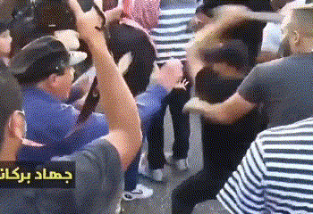 האביב הפלשתינאי: ההפגנות נגד הדיקטטור מחמוד עבאס לשיא. ראו איך אנשיו מכים עיתונאית: