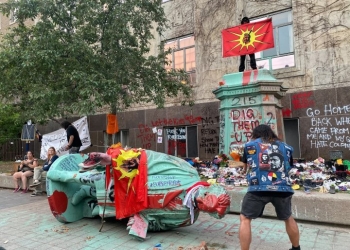 מערכת החינוך של קנדה – על הריצפה. הביטו איך הפילו את הפסל: