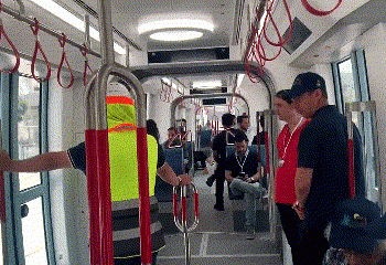 נוסעים בקו האדום החדש של ת”א. ואיפה כדאי להשקיע בנדל”ן בגוש דן? 🚊