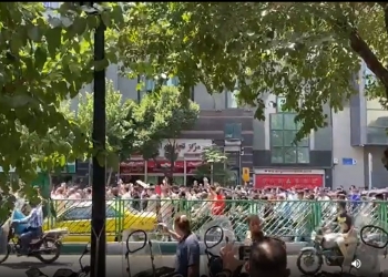 ההפגנות הגיעו גם לטהראן. ומה הקלף הרגיל של המשטר? רמז: קשור בנו