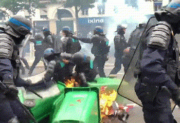 הפגנות אלימות בפריז נגד הגבלות הקורונה, מנסים להצית שוטרים. צפו: