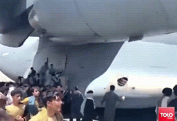 ואלה שנשארו מאחור: מראות מחרידים בשדה התעופה בכאבול. אלפי אפגנים מתחננים לעלות למטוסים, ולברוח. הרוגים. האם הם הצליחו? צפו: