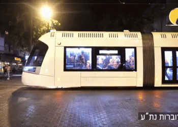 נסיעה היסטורית: הלילה נסעה הרכבת הקלה לכל אורך הקו האדום. איך זה נראה?