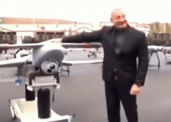 ליטוף שהוא אזהרה לאיראן: נשיא אזרביג’אן והכטב”מ הישראלי המתאבד: