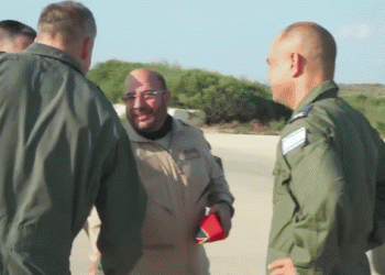 ביקור אסטרטגי והיסטורי: מפקד חיל האוויר של האמירויות בבסיס חיל האוויר. מה זה אומר?