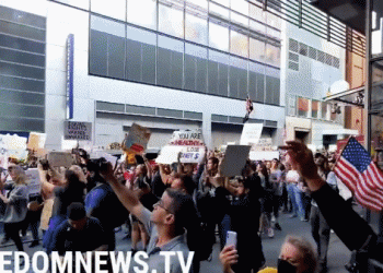 לעולם לא ידווחו על זה: הפגנה גדולה נגד עיתון התעמולה “ניו יורק טיימס” ו”התקשורת”: