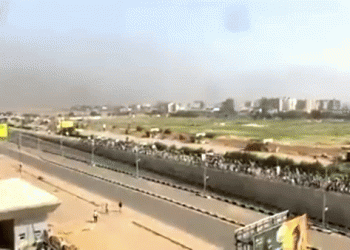 סודאן: אלפים מסתערים על מפקדת הצבא, שביצע הבוקר הפיכה. יורים בהם: