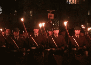 הצבא הגרמני צועד עם “מצעד הלילה הגדול” (Der Große Zapfenstreich) ההיסטורי. מדינה שאין לסלוח לה: