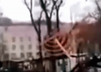 ממנהגי החנוכה החביבים באוקראינה: אנטישמים מפילים חנוכיות, ומקללים את היהודים. צפו: