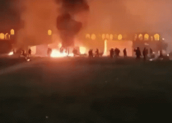 המשטר האיראני שורף, ומגרש את המוני מפגיני המים באיספהאן. צפו