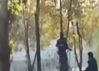 הצרחה: דיכוי אלים של המפגינים באיספהאן, צפו בחמוש מ”משמרות המהפכה” יורה לעבר מפגינה המצלמת אותו: