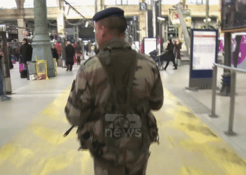 אירוע ‘אללה אכבר’ בתחנת הרכבת סן לאזאר בפריז. לפרטים: