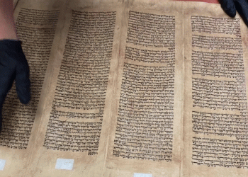 דרישת שלום מרגשת מהעבר: ספר תורה עתיק מבגדאד נגאל מרשת גנבים מאום אלפחם. צפו: