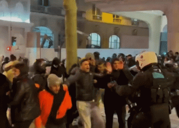 מהומות ופרעות בפריז, בירת אלג’יריה, לאחר שהמדינה זכתה באליפות הכדורגל של מדינות ערב