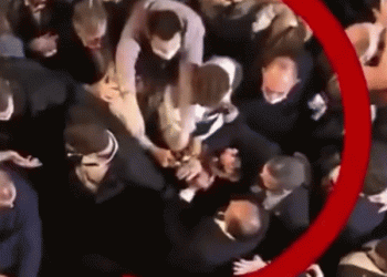 המועמד היהודי לנשיאות צרפת, אריק זמור, הותקף ונפצע. פרעות, באירוע ענק. צפו: